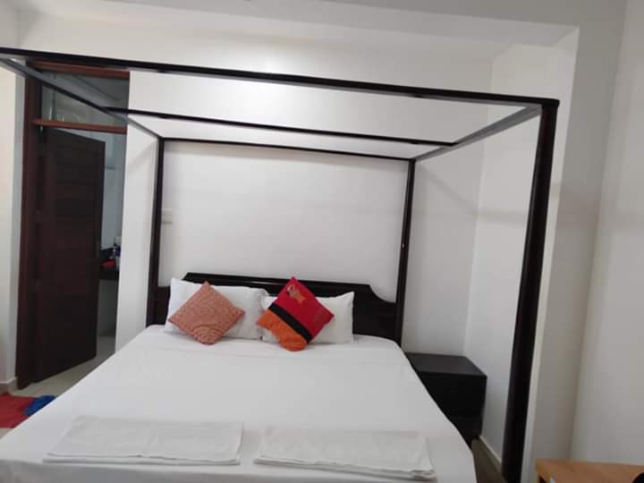 collinsocola's tweet photo. Nemadek Royal Park is a eight bedroom all ensuite guest house based in Nairobi Langata next to major tourist attraction the park is a walking distance,giraffe center and the famous carnivore.Ideal for individuals who want private rooms in a serene quiet place.#NemadokRoyalPark https://t.co/RUEPklm1zq