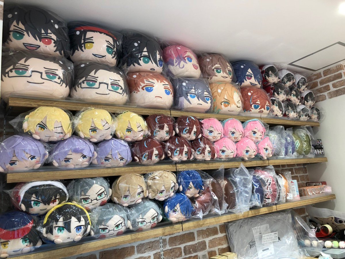 sofmap_girls's tweet image. AKIBA④号店アミューズメント館6階では #ヒプノシスマイクグッズ を販売中🎤

もちころクッションやビッグおまんじゅうなど、大人気グッズを用意しております✨

品薄であった観音坂独歩さんのもちころクッションの在庫も今ならございますよ👔
お探しの方は是非ともお立ち寄りください！

#ヒプマイ