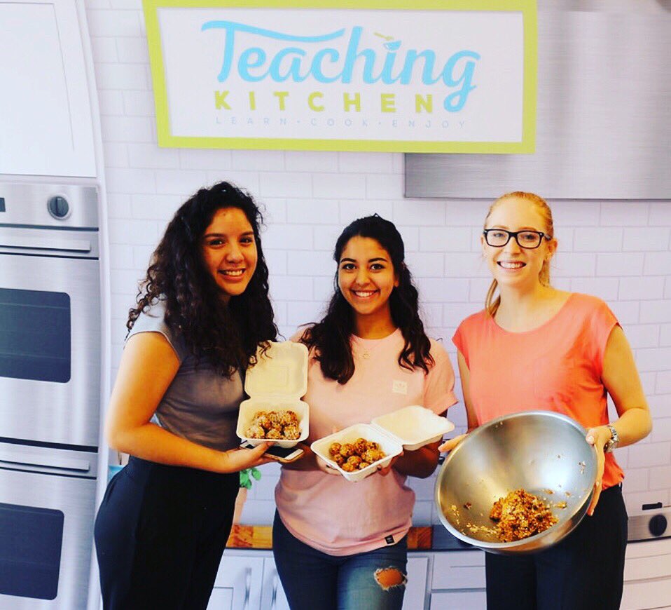 FREE LUNCH!!! 🤤🤤🤤 If you want to make a Healthy Meal, join us for the next Teaching Kitchen with <a href="/sharkdining/">Shark Dining</a> this Wednesday(4/10) from 11:45am-1pm at the Flight Deck Multipurpose Room. You won’t want to miss this ☝️!! .
.
.
#nsurecwell #nsu #nsusharks #nsuflorida <a href="/nsuflorida/">Nova Southeastern U.</a>