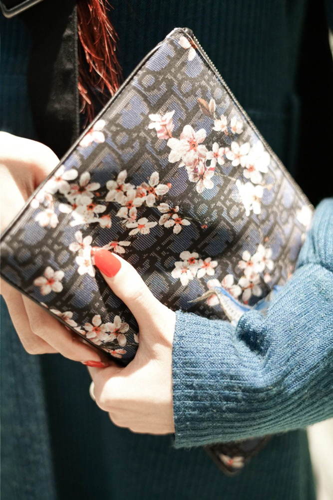 FashionPressJP's tweet photo. ディオールのハンドバック、ワンピースはマインドエイド - スーさんを撮影 [全5枚]  - https://t.co/QjSxS4DbxG https://t.co/5oVBPAWjVi