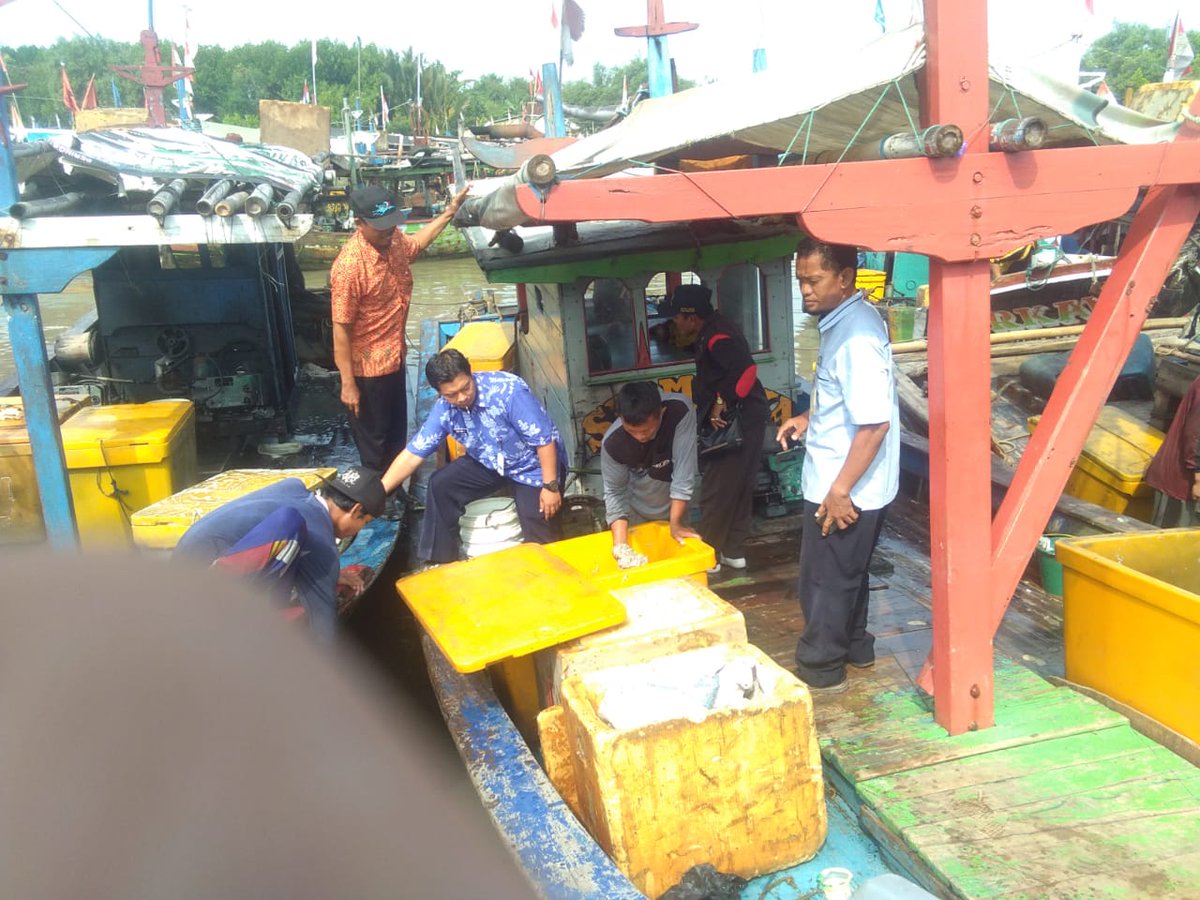 indrawan_ady's tweet photo. PPB_Jateng, pembinaan dan monev alat tangkap serta hasil tangkapan nelayan di TPI Asemdoyong, Taman-Pemalang. Jateng @puslatluhkp @BRSDM_bp3tegal @djpt_kkp @disperik_pml https://t.co/1hYKXL1hOQ