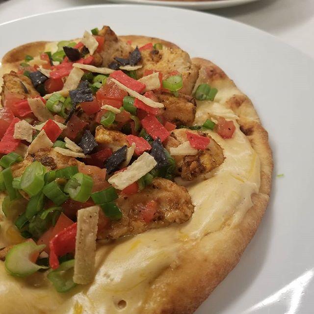 Adeser2030's tweet photo. Nacho Chicken Flatbread with jalapeno salsa and tortilla strips.
.
.
#realhomechef #homechef #flatbread #pizza #chicken #nachochicken #nacho #salsa #jalapeno #cheese #dinner #food #foodporn #foodie #foodphotography #foodpics #foodpictures #homecooking https://t.co/Sz9A8ty1pE https://t.co/KFvzZLM9AI