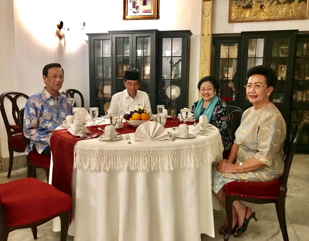 ridlwandjogja's tweet photo. Kemarin ada yang spin foto seolah olah Ngarso Dalem HB X hanya mau berfoto dengan capres nya..
Padahal capres nya hanya ditemui di gerbang luar. 

Yang ini, makan malam bersama .

Matur nuwun sinuwun.

#PeopleVoteJokowi https://t.co/Vt5AlMyscl