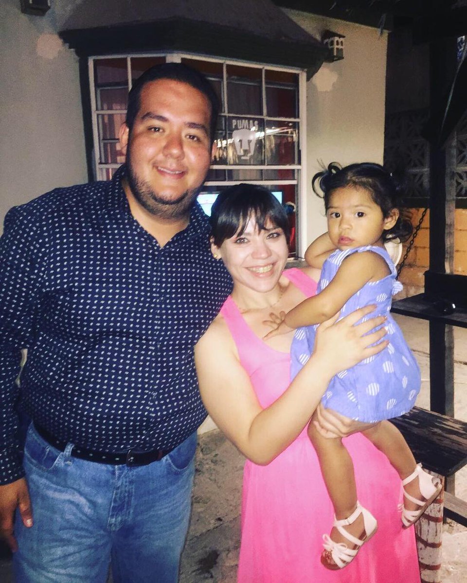 SelimGarcia's tweet photo. Noche de cumpleaños con mi amada Fanny y mi ahijada Nínive.

#6DeAbril https://t.co/ejUhWpclPS