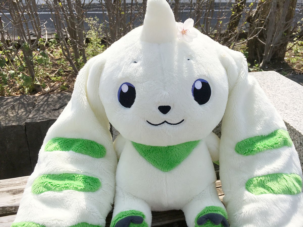 さらに歩いて桜とテリアモン🌸　少し疲れてベンチでひと休み😉　いっぱい📸撮ったのでまた次回～　#てりあるき  #デジモン #Digimon #ぬい撮り