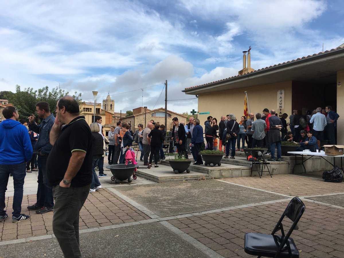 GeorginaTM77's tweet photo. Em bull la sang ostia!!!! 1a foto just abans d'entrar a sac, sense haver mediat ni un hola. 2a foto les jardineres que eren on sempre #joacuso #falstestimoni #vergonya #1O #JudiciFarsa #judicidelavergonya #ensjutgenatots https://t.co/CkuWGhG0Oy