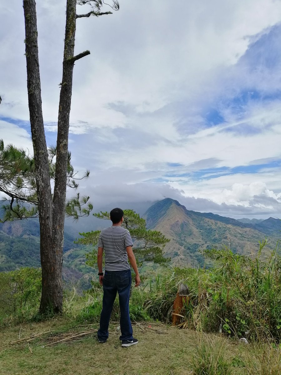 thereynman's tweet photo. It's time to scale new heights. Tomorrow may seem bleak, but there's always this silver lining on the clouds. https://t.co/35OVXbJSzL