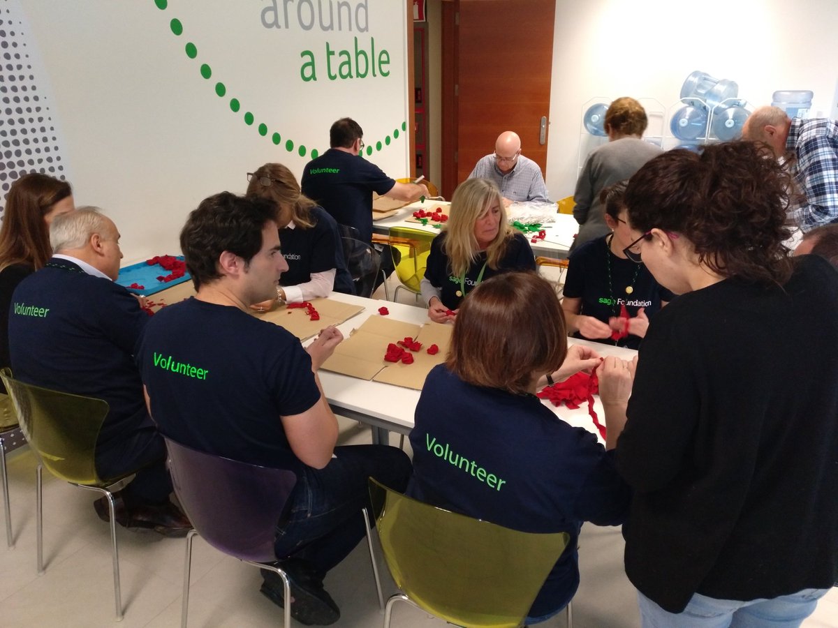 DolorsSoler's tweet photo. Great volunteer team @sagefoundation @SageSpain doing Sant Jordi Roses for a great cause #ningúdormontalcarrer #nobodysleepinginthestreet with @ArrelsFundacio #LiveatSage https://t.co/LlkTmBraOH