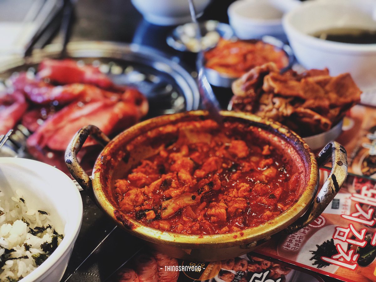 thingsanyong's tweet photo. ร้านเซมาอึลชิกตัง (새마을식다) หมูต้มกิมจิ 7 นาที เดี๋ยวนี้มีเมนูภาษาไทยแล้วนะคะ พอเข้าร้าน พนง.จะถามว่า มาจากไหน พอเราบอกเป็นคนไทยปุ๊บ พนง.ในร้านจะสวัสดีคร้าบกันอย่างเสียงดังฟังชัด เขินนิดหน่อย แต่น่ารักดีค่ะ 55 
📌 Hongik university station exit 8 
#รีวิวเกาหลี #Thingsanyong https://t.co/D41zvjl5GH