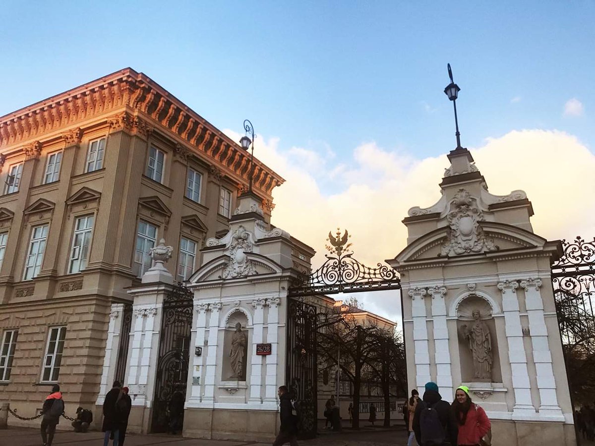 radiokampus's tweet photo. 😯 Nowe kierunki na @UniWarszawski! Powiemy o nich już za chwilę - naszymi gośćmi będą prorektor prof. Anna Giza-Poleszczuk i Agnieszka Janiak-Jasińska, pełnomocnik Rektora ds. Jakości Kształcenia! 📻 97,1 FM i https://t.co/v8fQpVjJgI 👈 #Warszawa #nauka #studia @naukawpolsce https://t.co/XVWe7Fg5nE