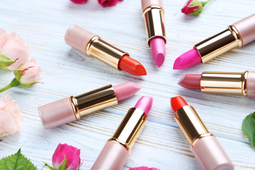 RavaliShekar's tweet photo. Can You Imagine Your #Makeup Without A #Lipstick? No!
What If We Say To Make Your Own #DIYLipstick?
You Just Jump Up High!
Look Into My Write-Up And Know The Process: https://t.co/11HxmMYqKP
#MakingOfLipstick #LipstickShades #ShadesOfLipstick #Lips #Pouts #BeautyBloggers https://t.co/JF8lysT52q