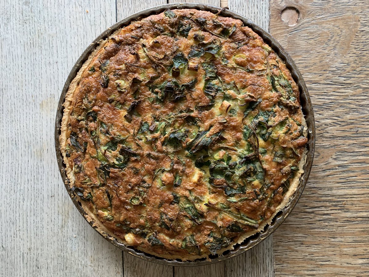 Wild garlic, spring onion &amp; cheddar quiche ✌🏻🌱