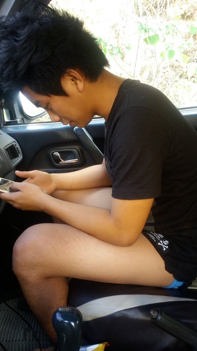 pinoy8ito's tweet photo. Mtapos mg jakol sago-sago ang lumabas😂 2 weeks walang jakol...Natapunan ng isang basong redhorse ang short nya kya pinatuyo/sinampay sa bintana ng sasakayan habang ng eestroll kmi w/ RH. https://t.co/DpLkjugEqi