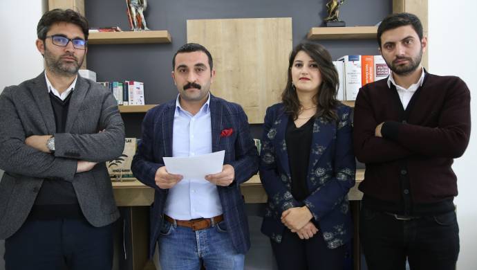 İHD Bitlis Şubesi Cezaevi Komisyonu'nun, açlık grevinin sürdüğü Patnos L Tipi Cezaevi'ne dair hazırladığı raporda, tutuklulara iaşelerin eksik verildiği karbonatın hiç verilmediği ve bir aydır sıcak suyun akmadığı kaydedildi.
mezopotamyaajansi16.com/tum-haberler/c…