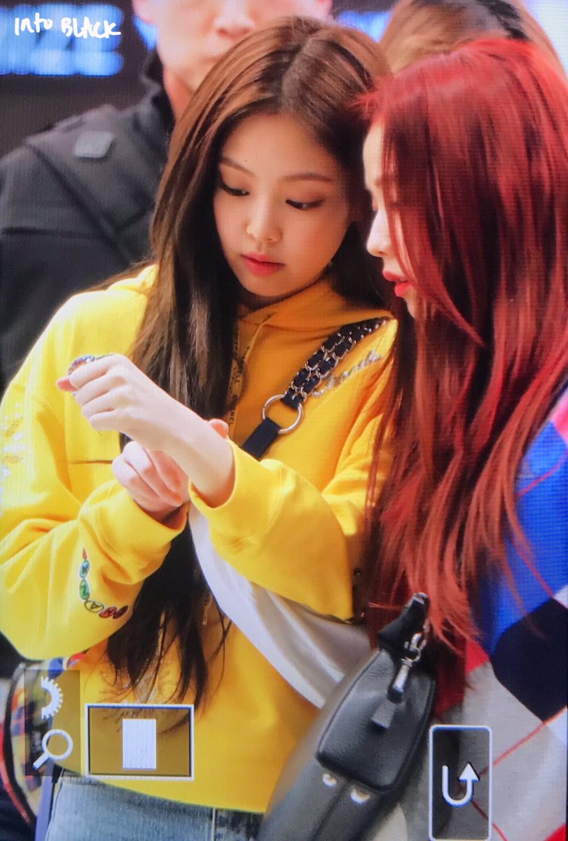 IntoBlack1996's tweet photo. [💫] 190409 ICN
Shopping buddy 💗

#제니 #JENNIE #지수 #JISOO #블랙핑크   #BLACKPINK   #🖤💖 https://t.co/KpaaxbqsQm