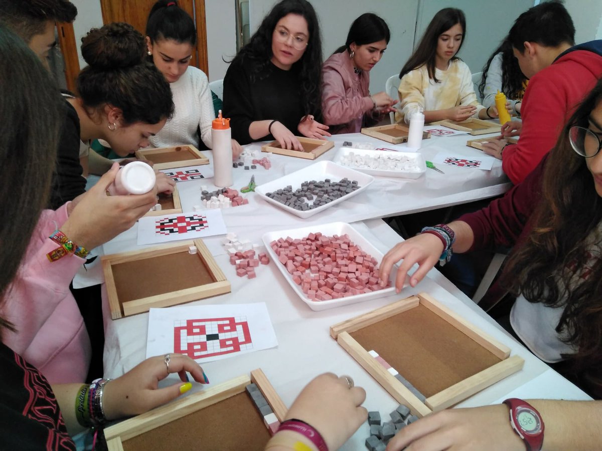 lopez_de_arenas's tweet photo. El martes 2 de abril, alumnos/as de 4º ESO y Bach. Hum., visitaron el yacimiento de la vª romana de Almedinilla, disfrutaron de un taller de mosaicos y de la obra "Las Troyanas" (In Albis Teatro). Un día bien aprovechado. #vivirysentirelpatrimonio https://t.co/9mdUzRRSmV