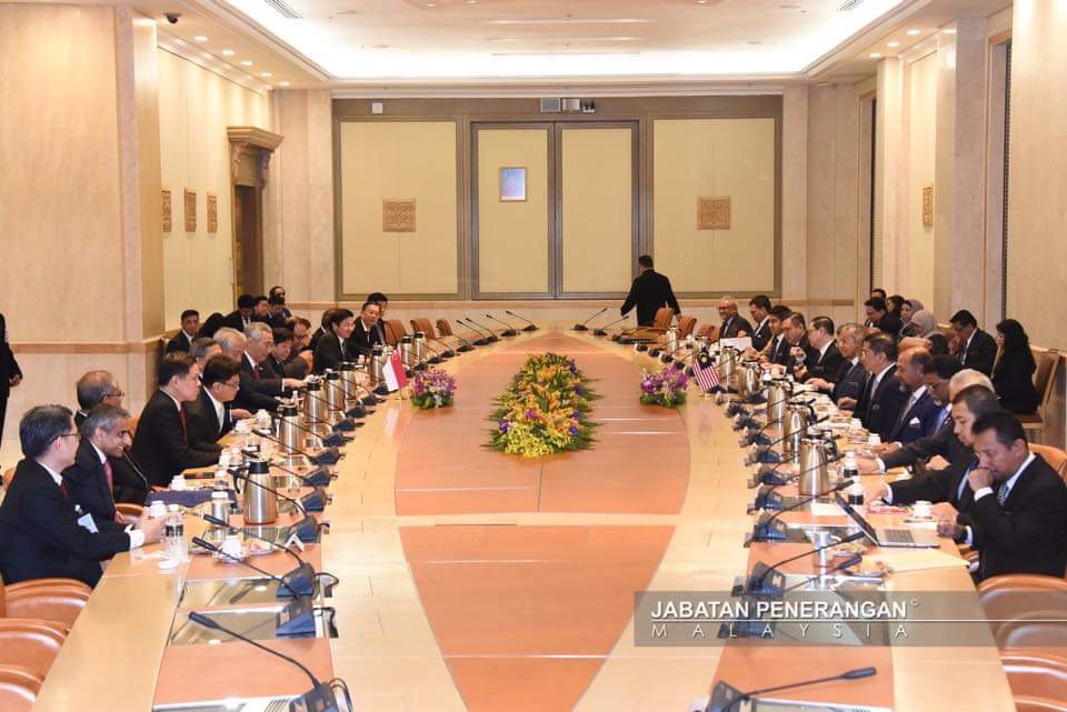 Productive meeting this morning at the 9th Malaysia-Singapore Leaders’ Retreat in Putrajaya. YAB Tun <a href="/chedetofficial/">Dr Mahathir Mohamad</a> and <a href="/leehsienloong/">leehsienloong</a> reiterated commitment to preserve vital relations &amp; improve bilateral ties on basis of equality and mutual respect. #MEA (📸: Hafiz Itam/JaPen)