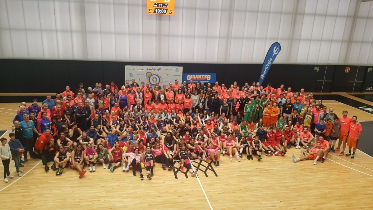 OldblacksBT's tweet photo. La tradicional foto de familia de los #over40basket cada vez más grande y mejor. Gracias @giveandgosport por la impecable organización. https://t.co/VIoMxfK6x9