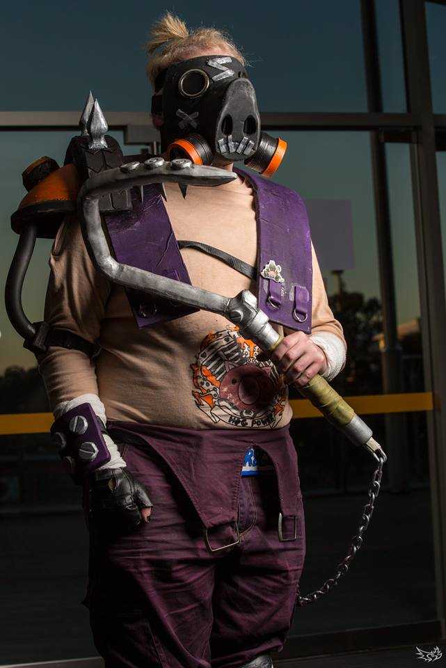Splicer02's tweet photo. One of my first attempts actually sticking to the official design :D
#Roadhog from #Overwatch #Cosplay made and worn by myself. https://t.co/9S2hiRrxmB