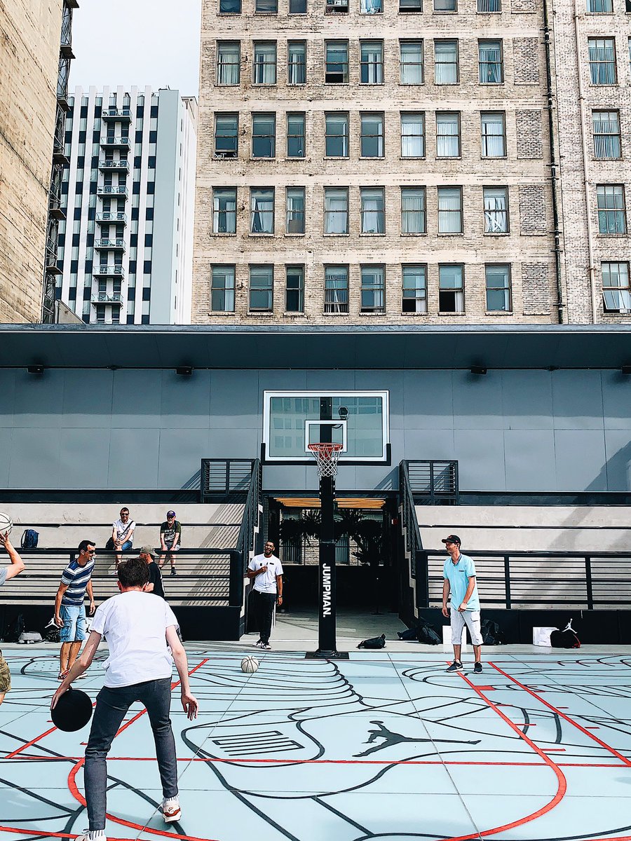 Coast2Coastasso's tweet photo. 🏀 🇺🇸 LOS ANGELES DAY 4 🇺🇸 🏀
Visite du #CityHall avec une vue imprenable sur le centre ville puis longue balade dans le #ArtDistrict 🎨 et #LittleTokyo 🌸
Après-midi shopping sur #Broadway et shootaround au #JordanStore 🐐🏀
#LosAngeles #NBA #California #USA https://t.co/WBB8V6ZeKp