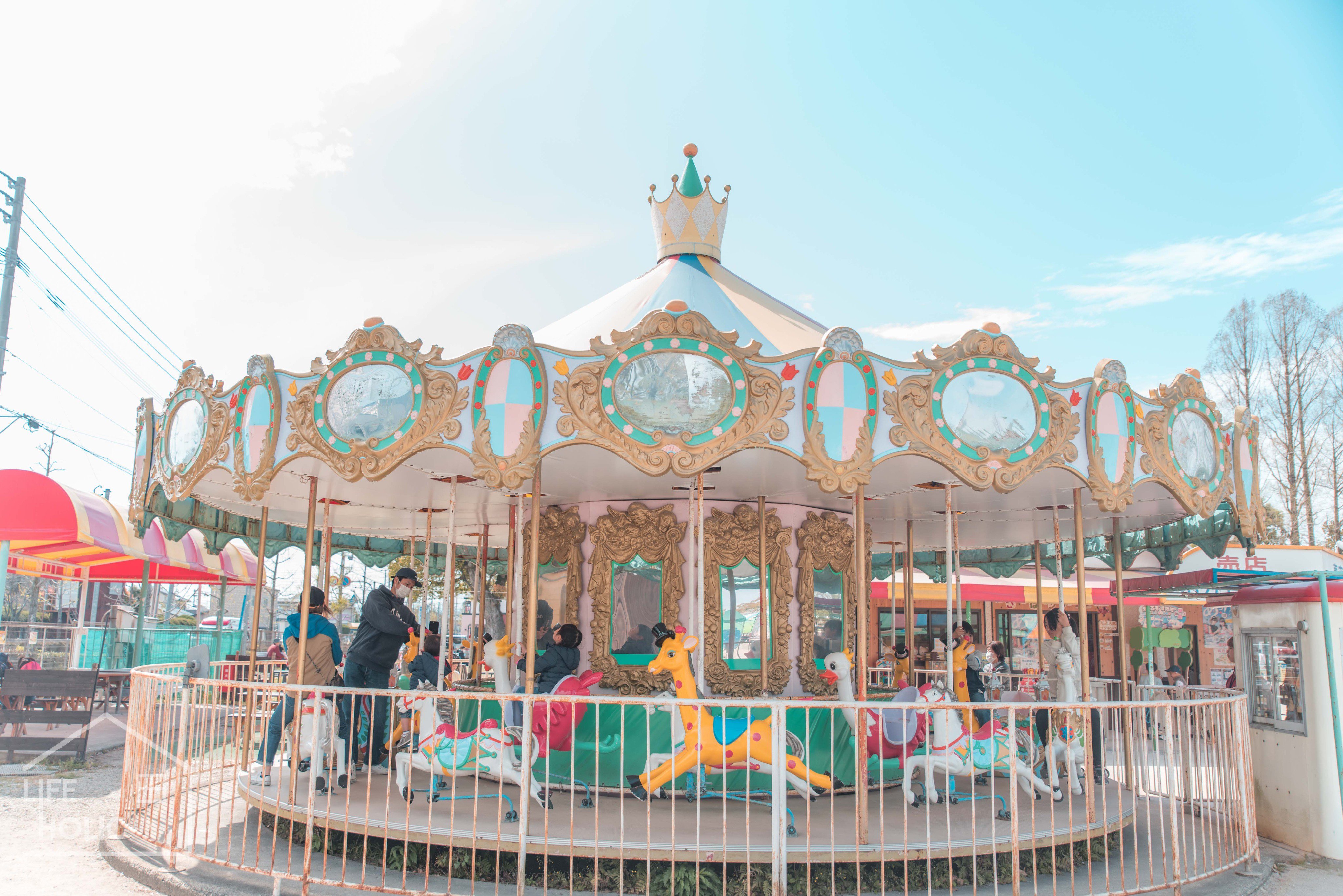 Reco Twitterissa 佐賀のこども遊園地 ポニーがジェットコースターの真下をのんびり闊歩してるのがなんともツボ 入園無料で雰囲気レトロで広すぎないのが良い 1000円ちょっとでslとメリーゴーランドもジェットコースターも楽しめました 佐賀 神野公園こども