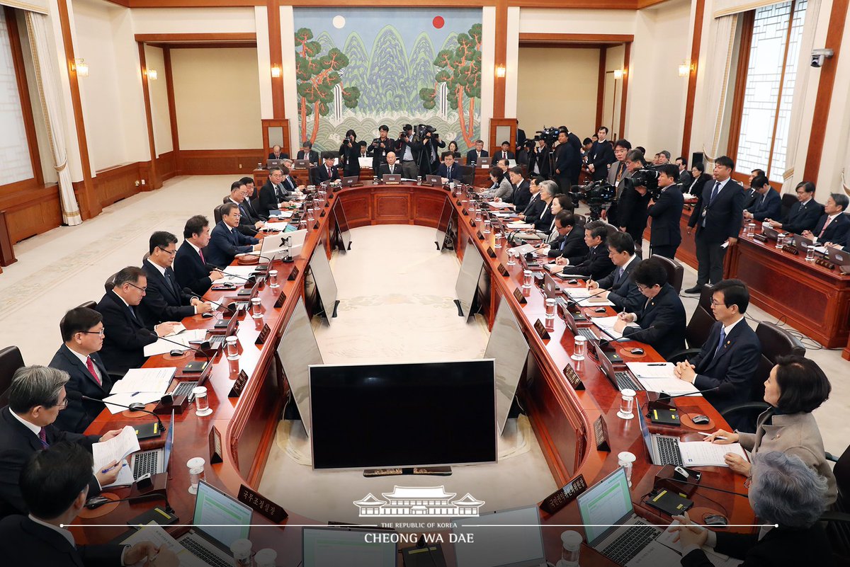 TheBlueHouseKR's tweet photo. 문재인 대통령은 오늘 제14회 국무회의를 주재했습니다. 오늘 회의에서 대통령은 김연철 통일부 장관, 문성혁 해양수산부 장관 등 5명의 신임 장관이 참석했으며, 대통령은 임시정부 수립 100주년 의미와 강원도 산불 대처에 대한 평가 및 향후 대책 마련을 언급했습니다. https://t.co/7gVtcLLQm3 https://t.co/aFQxiHWAo3