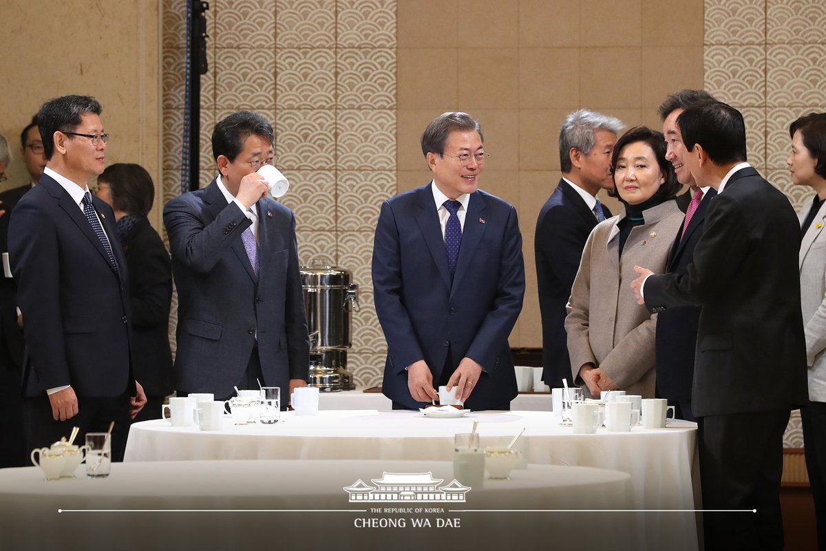 TheBlueHouseKR's tweet photo. 문재인 대통령은 오늘 제14회 국무회의를 주재했습니다. 오늘 회의에서 대통령은 김연철 통일부 장관, 문성혁 해양수산부 장관 등 5명의 신임 장관이 참석했으며, 대통령은 임시정부 수립 100주년 의미와 강원도 산불 대처에 대한 평가 및 향후 대책 마련을 언급했습니다. https://t.co/7gVtcLLQm3 https://t.co/aFQxiHWAo3