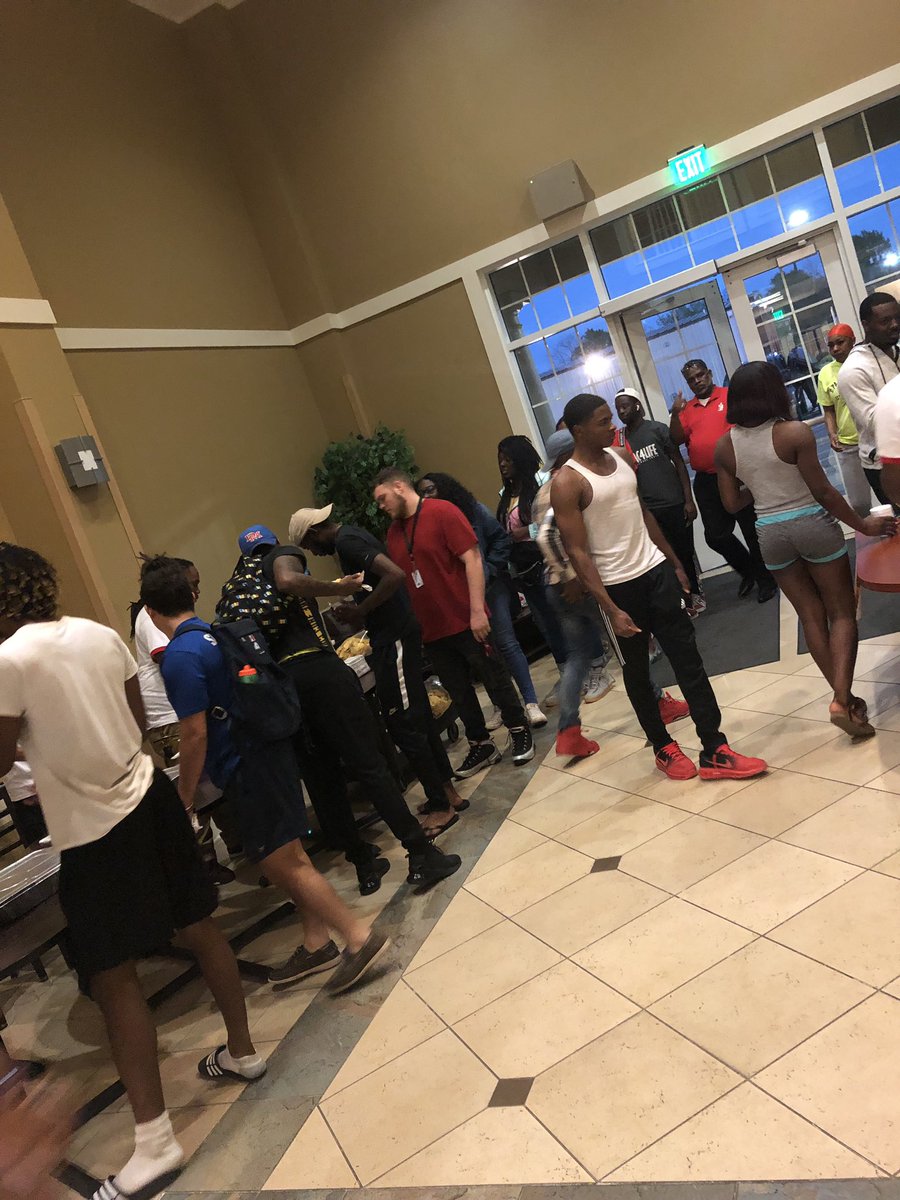 BloodyBBNupes's tweet photo. #BetaBetaWeek Started Of Great With Nupes And Nachos As We Watch The NCAA National Championship With The Student Body!
S/O To SPRING 19 https://t.co/Au1C43nZZI