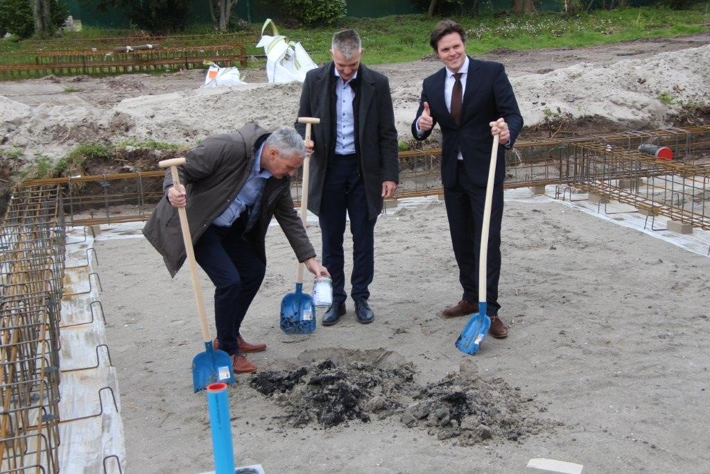 Afgelopen donderdag is het officiële startsein gegeven voor de bouw van 27 energiezuinige eengezinswoningen in het plan Molenweide te Krimpen aan de Lek bit.ly/2WYQQFX