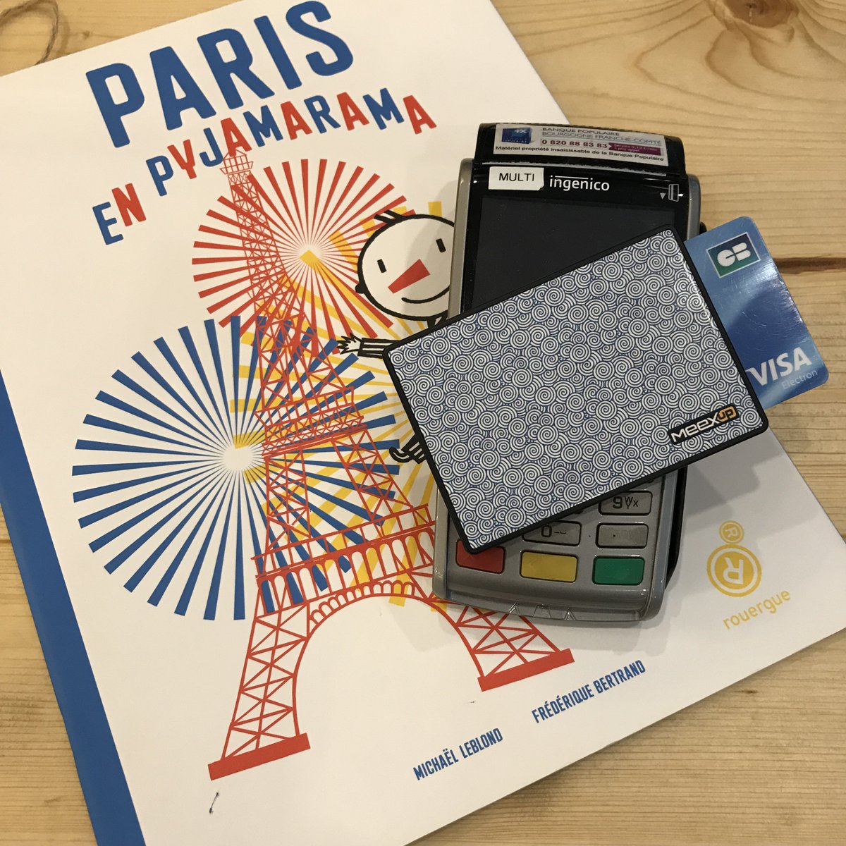 Paris en pyjamarama, un livre qui réveille une très ancienne technique de l'animation : l'ombro-cinéma. Porte-cartes modèle "Spiralling".

Disponible sur Amazon ➡️ amzn.to/2IT7cxL
Plus d'infos : meex-up.com

#antipiratage #antiRFID #madeinFrance