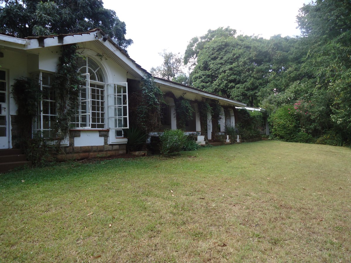 lantanagents's tweet photo. This stylish residence is nestled on a large level of 1 Acre space in a desirably tranquil location. The house comes complete with a spacious living room with fireplace, a welcoming open plan kitchen &amp; dining room, 4 bedrooms, 2 sharing, a study and dhobi area. Garage for one. https://t.co/D1xTywyT1U
