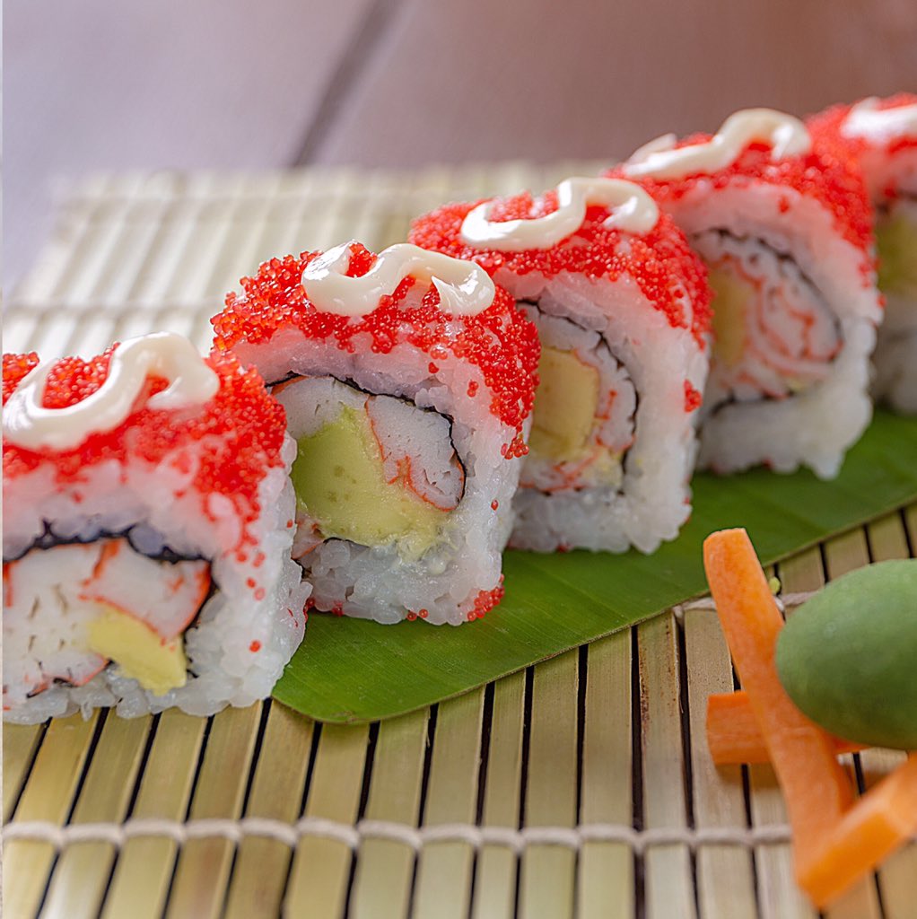 When we say a #TrulyMandarin experience, we mean a complete dining experience. With crabmeat, asparagus,  avocado, cucumber and crispy lettuce, the California Roll is a treat to the tastebuds. Come on over and indulge away today. 

#MandarinSummer 🥢

 #chinese #authentic