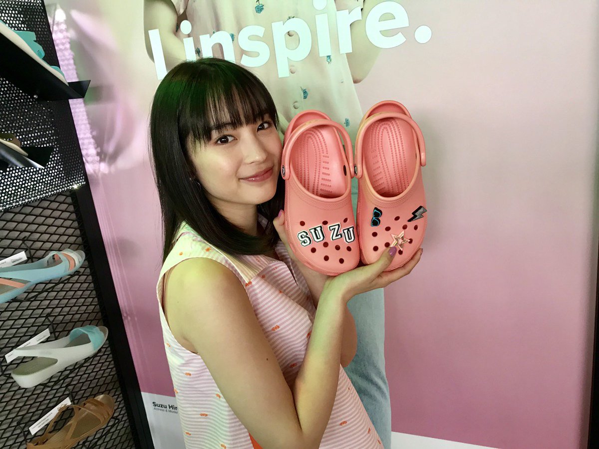 LINELIVE_JP's tweet photo. #広瀬すず(@Suzu_Mg)ちゃんの配信はいかがでしたか？😊

💝サイン入りチェキ
💝サイン入りオリジナルクロックス

@LINELIVE_JP をフォロー＆
このツイートをRTしてくれた方の中から抽選で各1名様にプレゼント🎉

締切は4/12💌当選者にDM！

見逃した方はこちら👉https://t.co/sLdqaA6CZa

#LINELIVE https://t.co/HCeWgJ3IMm