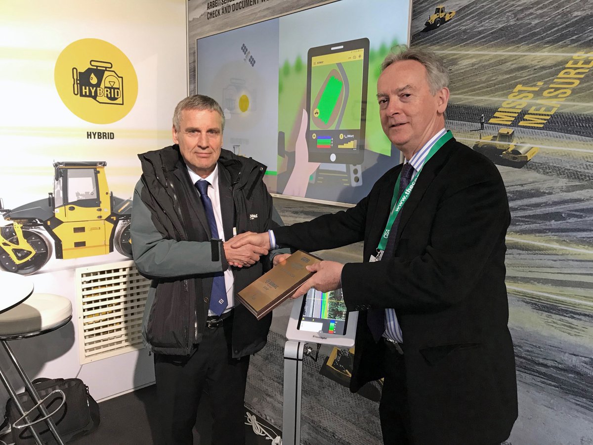 BOMAG presented with PLANTWORX gold Digital Innovation Award, sponsored by <a href="/LeicaGeosystems/">LeicaGeosystems</a>, by Rob Oliver Chief Executive @ConEquipAssocia on their stand <a href="/baumaOfficial/">bauma Official</a> yesterday.
More here linkedin.com/feed/update/ur…