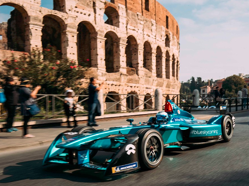 ABBCzech's tweet photo. Bitva o Evropu začíná. V sobotu 13. dubna se závody @FIAFormulaE vrací do starobylých ruin Říma. @cityofrome 22 vozů a řidičů v boji na nemilosrdných ulicích historického centra Itálie ve snaze vyhrát. #EuropeIsComing #FormulaE #emobilita https://t.co/B8mWHmvWye
