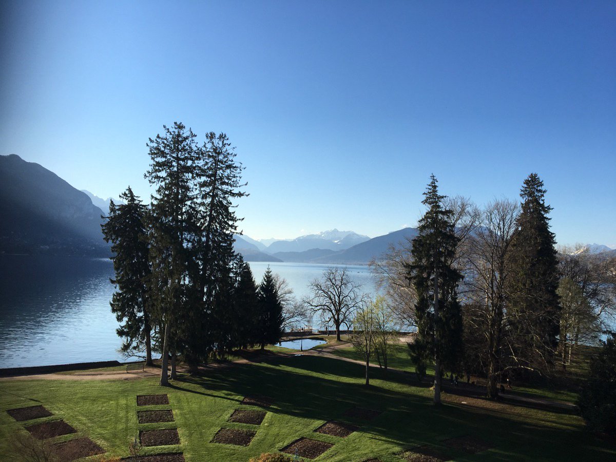 Le soleil se lève sur le lac d'Anncecy en attendant le début de notre premier Rendez-vous Expert Paie et RH  #ALTICAP à l'Impérial Palace d'Anncecy. Magnifique non ?