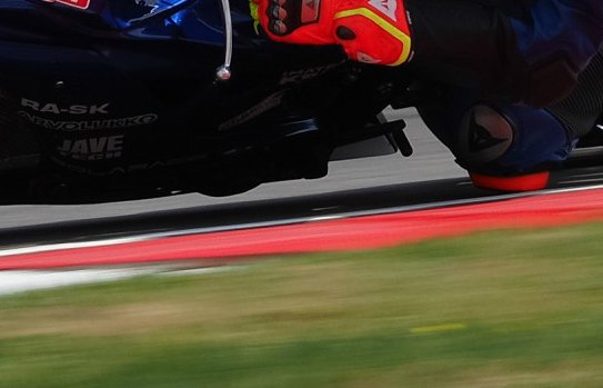 Motosan_es's tweet photo. ¡Vuelve nuestro #TrivialGP! Ha sido un fin de semana intenso con las tres victorias de Álvaro Bautista en Motorland Aragón, pero ahora toca pensar. 🏁 ¿Quién es este piloto y en qué circuito y año se encuentra? 👀 https://t.co/EacLyARoKZ