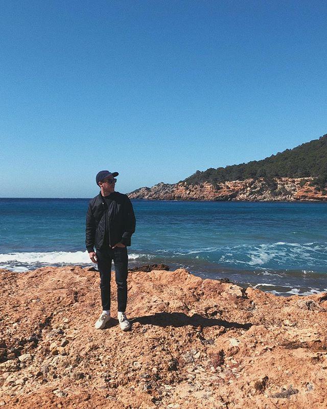 Just out here searching for paella 🥘 bit.ly/2YZTCMT