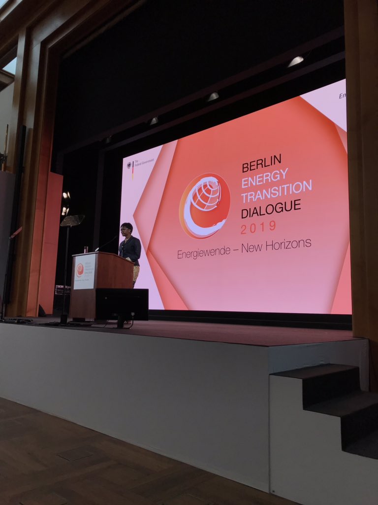greensofa_betd's tweet photo. Master of ceremonies @LindaDavisPhD is welcoming the guest of #betd2019

#Energiewende #NewHorizons https://t.co/3FkywsVVWi