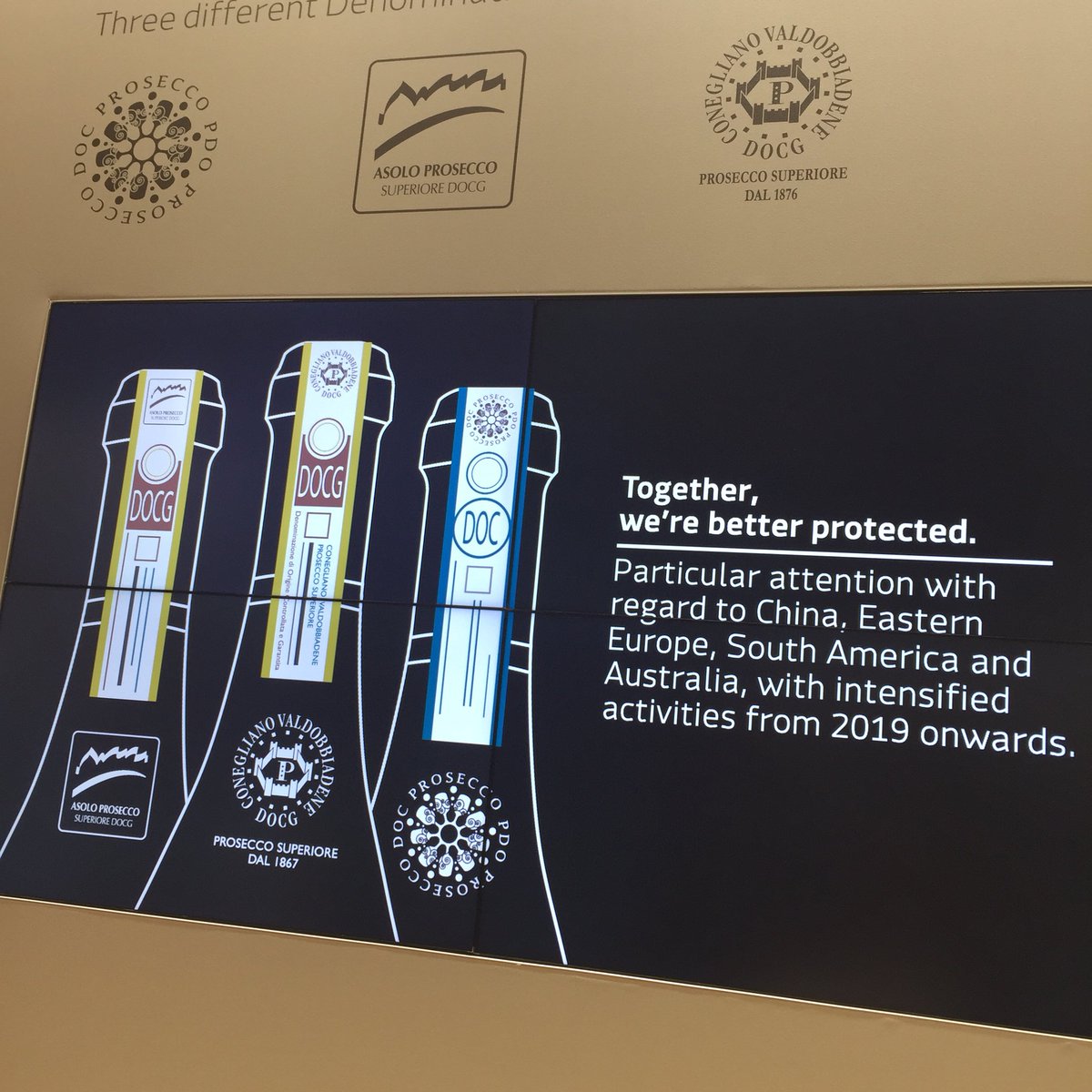 JustPerfectWine's tweet photo. Great to see the 3 #Prosecco consortiums being marketed together @VinitalyTasting @ProseccoCV @AsoloMontello @ProseccoDOC #Vinitaly #Vinitaly2019 #ProseccoSuperiore 🥂🍾 https://t.co/ru9gGNAHAP