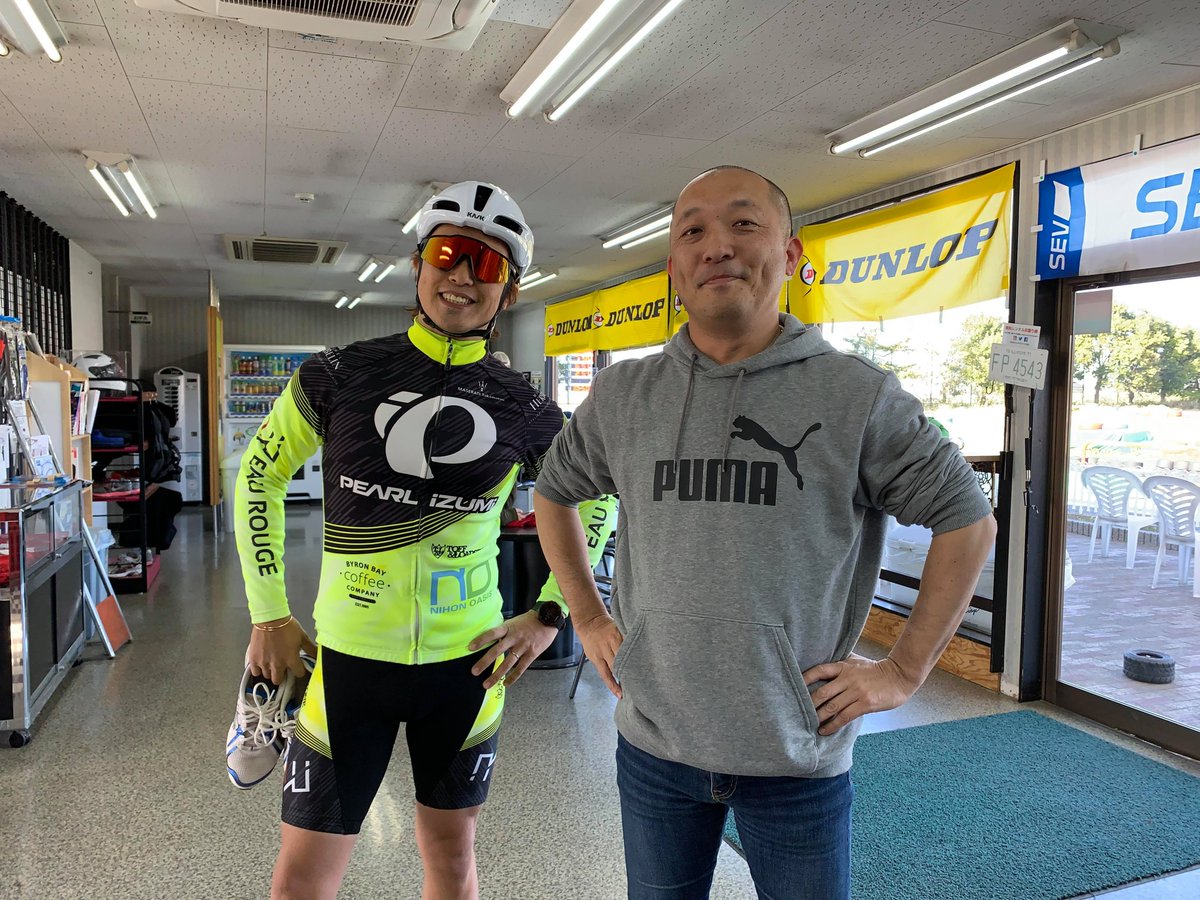 quick_hanyu's tweet photo. 下山兄弟、再集結！
きょうは弊社社長の弟さん、下山征人選手がご来場でーす🏁 
かつては兄弟でレーシングカートを戦い、現在 #スーパー耐久 にて活躍中！今日はなんと自転車でご来場🚲

さすが兄弟、2人とも短パンです…!!
#クイック羽生 #PRKC #チャリで来た https://t.co/oohyxpYhWg