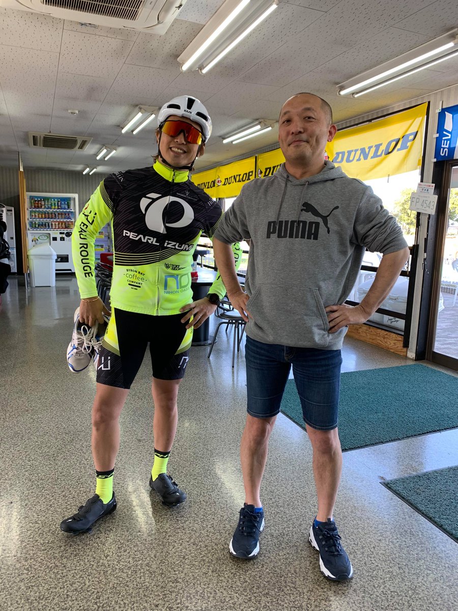 quick_hanyu's tweet photo. 下山兄弟、再集結！
きょうは弊社社長の弟さん、下山征人選手がご来場でーす🏁 
かつては兄弟でレーシングカートを戦い、現在 #スーパー耐久 にて活躍中！今日はなんと自転車でご来場🚲

さすが兄弟、2人とも短パンです…!!
#クイック羽生 #PRKC #チャリで来た https://t.co/oohyxpYhWg