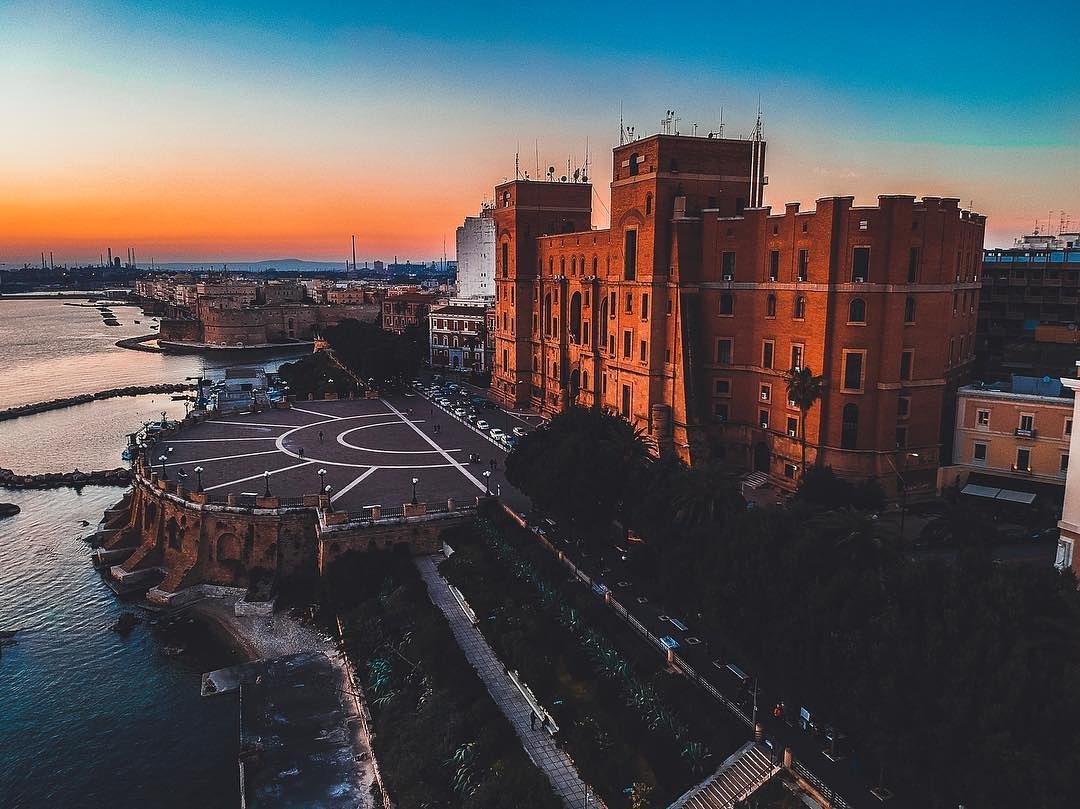cuscino cane da caccia Installazione rotonda del lungomare taranto