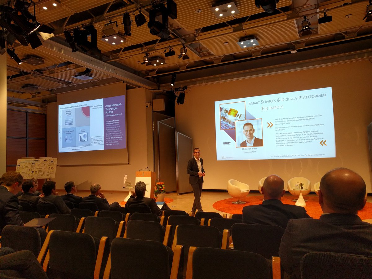 SsiService's tweet photo. Christoph Plass von der @ConsultingUNITY stellt in einem Impuls-Vortrag das Geschäftsmodell-Technologie-Portfolio vor. #ssiservice #plattform #Geschäftsmodelle #digitalisierung https://t.co/1yhrW1DfKw