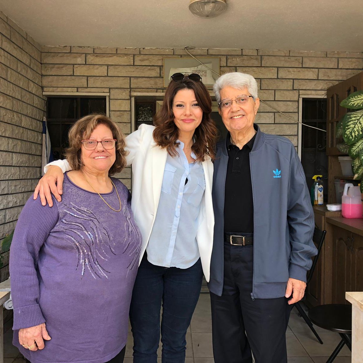 Orly_levy's tweet photo. בכל מערכת בחירות יש את המפלגה הזו שהסקרים פספסו. בבית משפחת לוי מאמינים הבוקר שהפעם זו גשר. צאו להצביע! נר ועוד נר ועוד נר וביחד נדליק היום אור גדול! https://t.co/MjsHWDGwrF