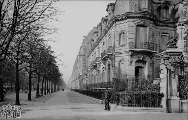 L’Avenue Montaigne, vers 1900 ! Plus de cent ans plus tard, elle a gardé le même charme. 
#Paris #AvenueMontaigne #ParisVintage
keysvenue.com |contact@keysvenue.com