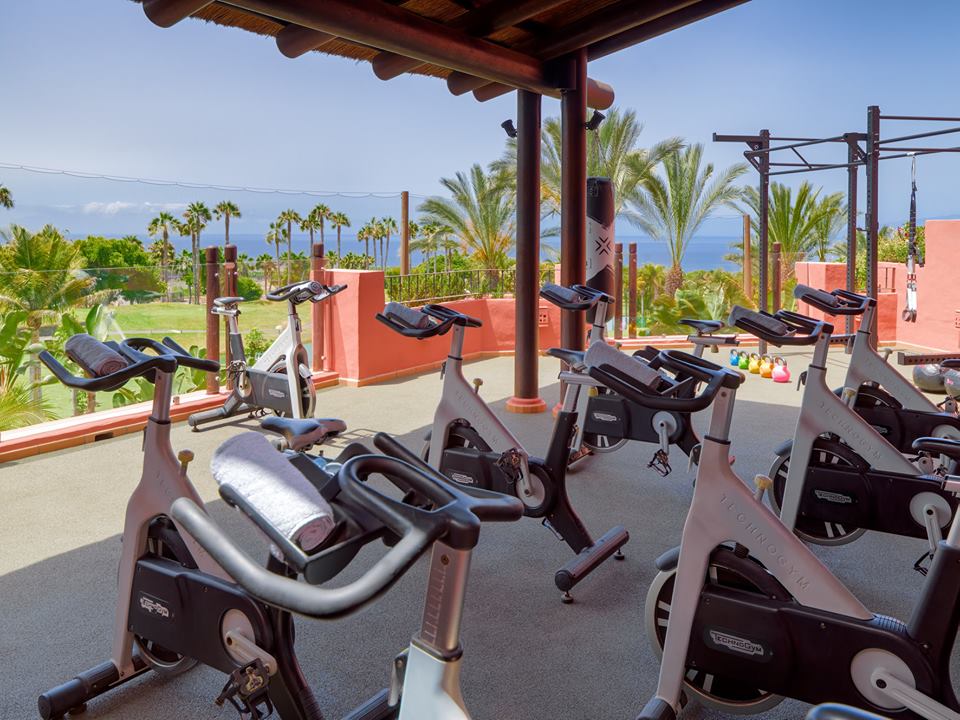visitguia_isora's tweet photo. 🇪🇸¿Quién dijo que deporte 🚴‍ y vacaciones 🏊‍no son posible? Todo un lujo contar con estas instalaciones🏌
🇬🇧Who said that sports and vacations are not possible? A luxury to have these facilities🏌‍
📷@RitzCarlton 
#GuíadeIsora, #Active365, #Sportsvacations https://t.co/rLHAeKGkyq