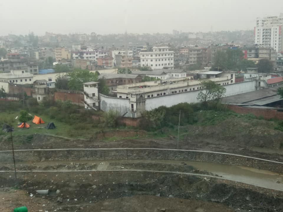 बाबालाई आज ३०० कदम हिडाइयो । गल्लिबाट आफू बिगतमा बसेको नक्खु जेल हेर्दै ।            " उ त्यहाँ पहेँला पाल देखिन्छन् नि, हो त्यहिनिरकाे जेलकाे पर्खाल नजिकैबाट सी. पी. मैनालीको नेतृत्वमा सुरुङ्ग खनेर नेताहरू जनताको काखमा पुग्न सफल भएका थिए ।" बाबाले विगत सम्झिदै भन्नुभयो ।
