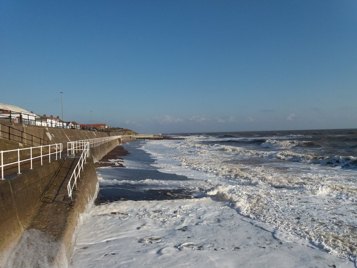 ENGLISHFUTURES's tweet photo. Beautiful sunshine for #Hornsea and an energetic North Sea tide. #ViewYorkshire #BBCWthrWatchers #PlasticFreeHornsea https://t.co/dGi5Ti5nwc