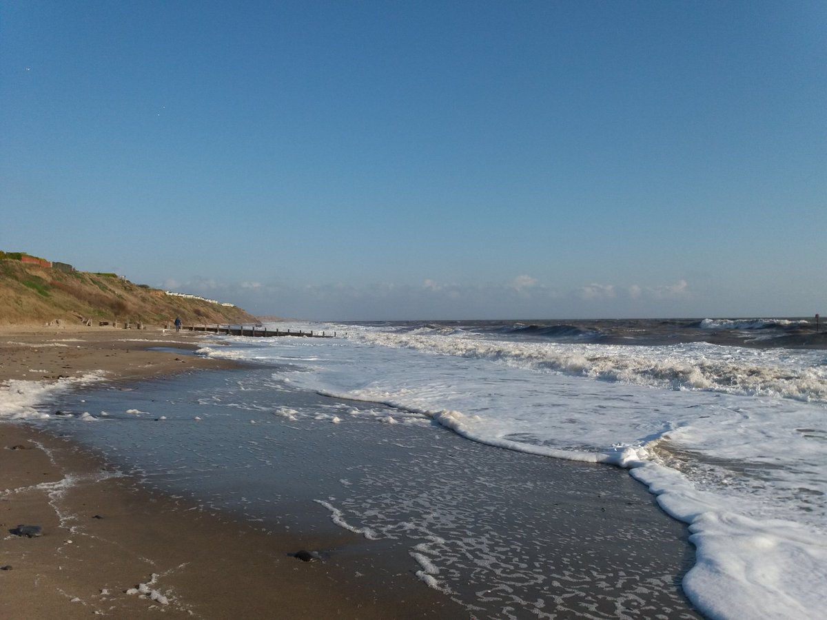 ENGLISHFUTURES's tweet photo. Beautiful sunshine for #Hornsea and an energetic North Sea tide. #ViewYorkshire #BBCWthrWatchers #PlasticFreeHornsea https://t.co/dGi5Ti5nwc
